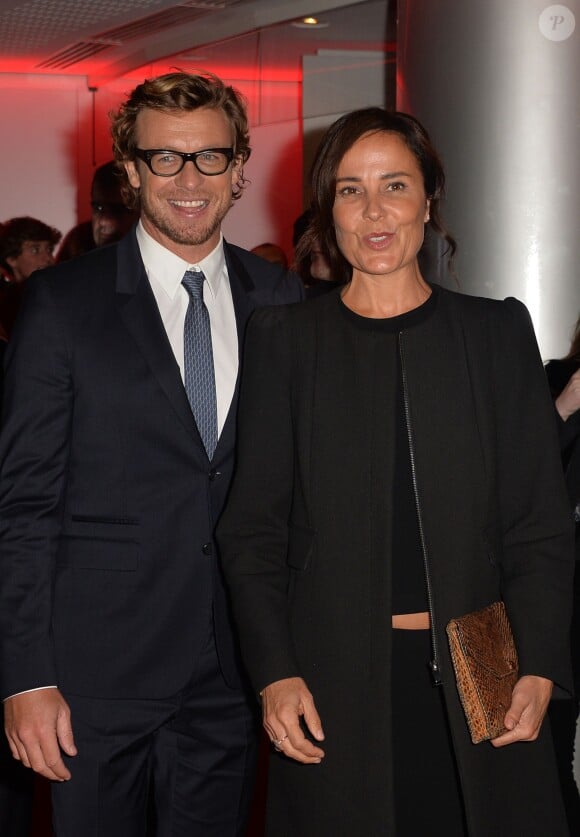 Simon Baker et son épouse Rebecca Rigg - Photocall de Mentalist à TF1 à Paris le 6 février 2015.
