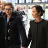 Simon Baker et sa femme Rebecca Rigg arrivent à l'aéroport de Paris-Charles-de-Gaulle à Roissy le 3 février 2015.