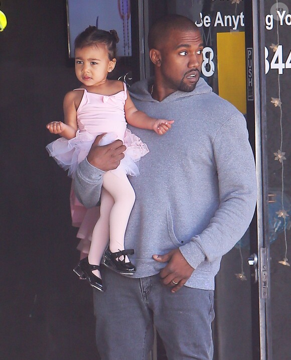 Kanye West et sa fille North à Woodland Hills, le 19 mars 2015.