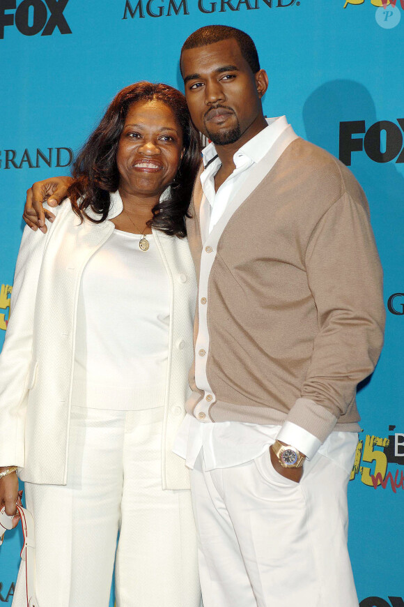 Kanye West et sa mère Donda aux Billboard Music Awards à Las Vegas. Décembre 2005.