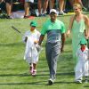 Tiger Woods, ses enfants Sam et Charlie et sa compagne Lindsey Vonn à l'occasion du "Par 3 Contest" au National Golf Club d'Augusta, le 8 avril 2015