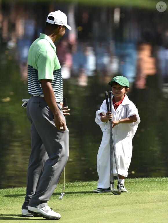 Tiger Woods et son fils Sam à l'occasion du "Par 3 Contest" au National Golf Club d'Augusta, le 8 avril 2015