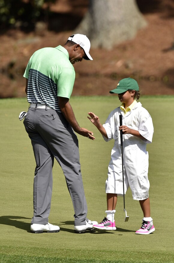 Tiger Woods et sa fille Charlie à l'occasion du "Par 3 Contest" au National Golf Club d'Augusta, le 8 avril 2015