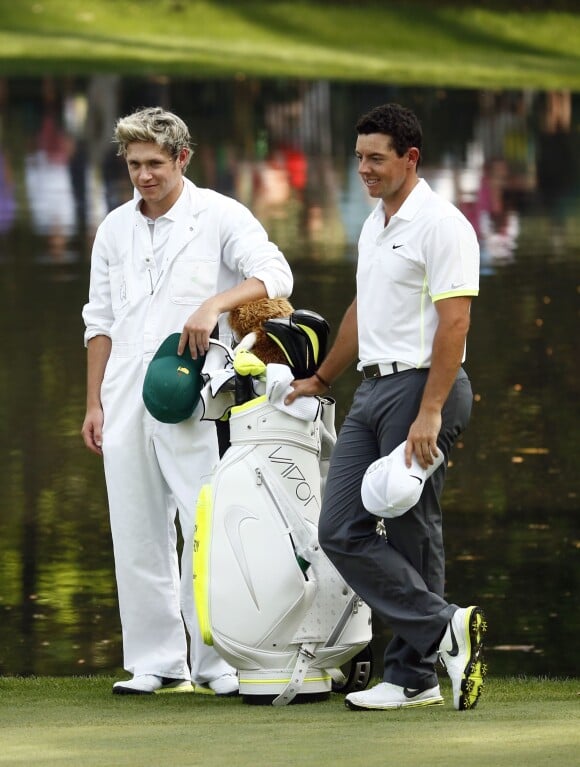 Niall Horan des One Direction et Rory McIlroy lors du "Par 3 Contest" au National Golf Club d'Augusta, le 8 avril 2015