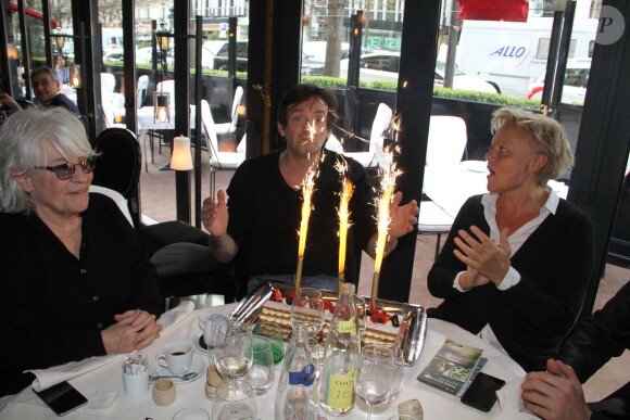 Exclusif - Prix Spécial - Catherine Lara, Pierre Palmade et Muriel Robin lors du déjeuner d'anniversaire de Pierre Palmade au restaurant Le Fouquet's à Paris, le 30 mars 2015. Pierre Palmade a eu 47 ans le 23 mars dernier.