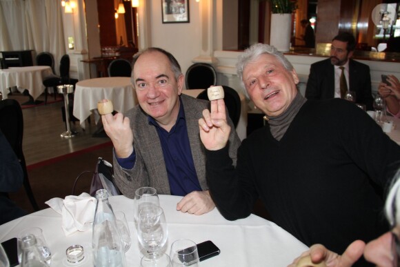 Exclusif - Olivier Claverie et Roger Louret lors du déjeuner d'anniversaire de Pierre Palmade au restaurant Le Fouquet's à Paris, le 30 mars 2015. Pierre Palmade a eu 47 ans le 23 mars dernier.