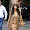 Kim Kardashian quitte l'Armenia Marriott à Erevan, habillée d'un manteau Céline (collection automne-hiver 2014-2015), un body Maison Margiela, une jupe en satin et des sandales Gianvito Rossi. Le 9 avril 2015.