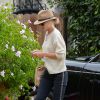 Rosie Huntington-Whiteley à Calabasas, Los Angeles, porte un pantalon et des chaussures Isabel Marant, et un sac Givenchy (modèle Pandora). Le 7 avril 2015.
