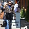 Olivia Palermo à New York, porte un sac en croco vernis Givenchy (modèle Antigona), un jean AG et des bottines Isabel Marant. Le 6 avril 2015.