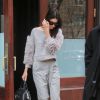Kendall Jenner à New York, porte un ensemble Sally Lapointe (pré-collection automne 2015), un sac Marc Jacobs (modèle Incognito) et des chaussures Saint Laurent. Le 31 mars 2015.