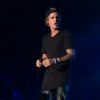 Justin Bieber fait une surprise en chantant lors du concert de Ariana Grande au Forum à Inglewood, le 9 avril 2015.