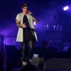 Justin Bieber fait une surprise en chantant lors du concert de Ariana Grande au Forum à Inglewood, le 9 avril 2015.