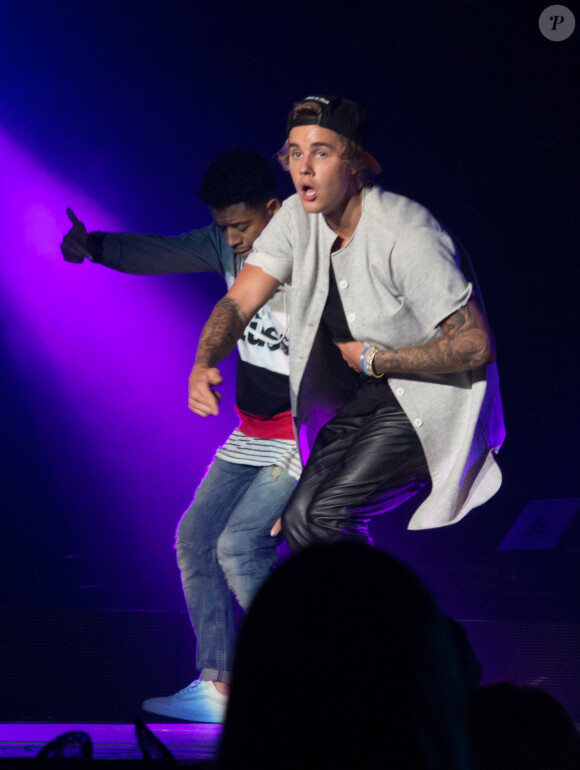 Justin Bieber fait une surprise en chantant lors du concert de Ariana Grande au Forum à Inglewood, le 9 avril 2015. 