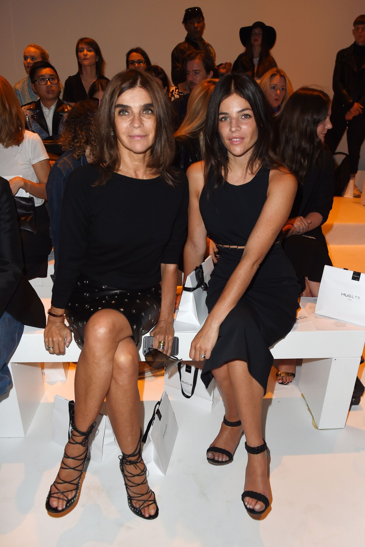 Vidéo : Carine Roitfeld et sa fille Julia Restoin Roitfeld à Paris, le ...