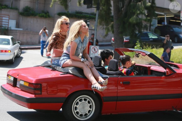 Britney Spears et Iggy Azalea sur le tournage de leur nouveau clip à Studio City, le 9 avril 2015.
