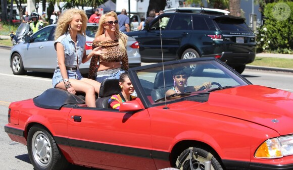 Britney Spears et Iggy Azalea sur le tournage de leur nouveau clip à Studio City, le 9 avril 2015.