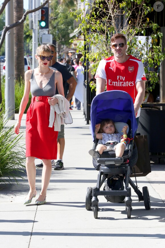 Jaime King et son mari Kyle Newman avec leur fils James à Beverly Hills, Los Angeles, le 4 avril 2015.