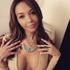 Nabilla : souriante, fraîche et sexy pour un selfie