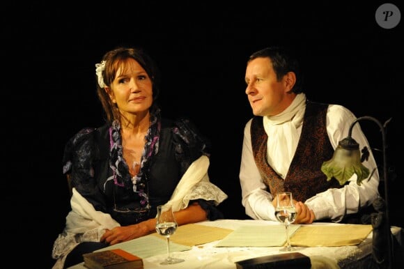 Clémentine Célarié et Thierry Monfray dans le spectacle "Des Nouvelles de Maupassant" au Théâtre du Petit Hébertot, le 16 septembre 2011.