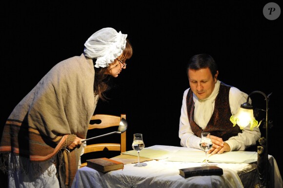 Clémentine Célarié et Thierry Monfray dans le spectacle "Des Nouvelles de Maupassant" au Théâtre du Petit Hébertot, le 16 septembre 2011.