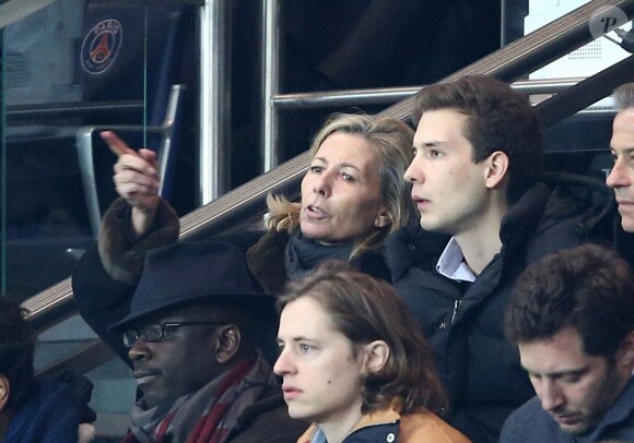 Claire Chazal complice avec son fils François Poivre d'Arvor lors du match de Ligue des Champions le Paris Saint-Germain et Chelsea au Parc des Princes, à Paris le 17 février 2015
