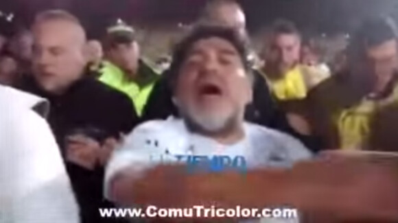 Diego Maradona craque : Gifles et coups de pied après un match... pour la paix