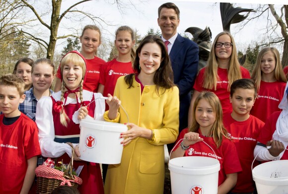 Une belle récolte ! La princesse Viktoria de Bourbon-Parme, épouse du prince Jaime, a récupéré le 13 avril 2015 les pièces de la fontaine à souhaits du parc d'attractions Efteling, à Kaatsheuvel, pour le compte de Save the Children Pays-Bas, dont elle est la marraine.