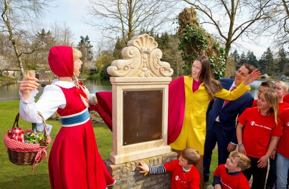 La princesse Viktoria de Bourbon-Parme, épouse du prince Jaime, a inaugurer une plaque avant de récolter le 13 avril 2015 les pièces de la fontaine à souhaits du parc d'attractions Efteling, à Kaatsheuvel, pour le compte de Save the Children Pays-Bas, dont elle est la marraine.