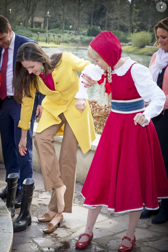 La princesse Viktoria de Bourbon-Parme, épouse du prince Jaime, a récupéré (après avoir troqué ses souliers contre des bottes !) le 13 avril 2015 les pièces de la fontaine à souhaits du parc d'attractions Efteling, à Kaatsheuvel, pour le compte de Save the Children Pays-Bas, dont elle est la marraine.