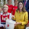 Une belle récolte ! La princesse Viktoria de Bourbon-Parme, épouse du prince Jaime, a récupéré le 13 avril 2015 les pièces de la fontaine à souhaits du parc d'attractions Efteling, à Kaatsheuvel, pour le compte de Save the Children Pays-Bas, dont elle est la marraine.