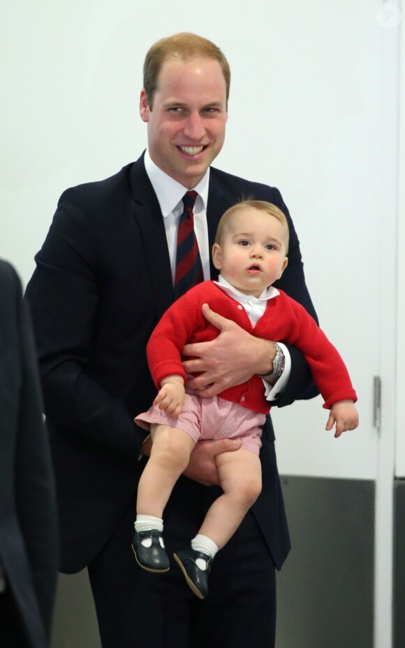Le prince William et son fils le prince George de Cambridge en Australie le 25 avril 2014, au dernier jour de leur tournée officielle.