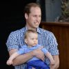 Le prince William et son fils le prince George de Cambridge au zoo de Taronga à Sydney lors de leur visite officielle, le 20 avril 2014