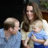 Le prince William, la duchesse Catherine et leur fils le prince George de Cambridge au zoo de Taronga à Sydney lors de leur visite officielle, le 20 avril 2014