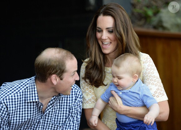 Le prince William, la duchesse Catherine et leur fils le prince George de Cambridge au zoo de Taronga à Sydney lors de leur visite officielle, le 20 avril 2014
