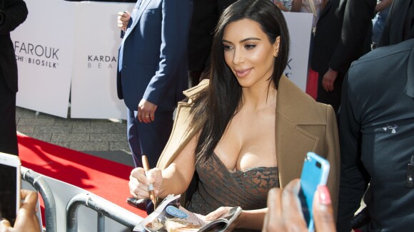 Kim Kardashian : Numéro de charme réussi sur les Champs-Élysées