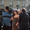Kim Kardashian arrive au Marionnaud des Champs-Élysées pour lancer les produits capillaires de Kardashian Beauty. Paris, le 15 avril 2015.