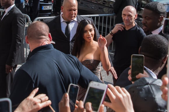 Kim Kardashian arrive au Marionnaud des Champs-Élysées pour le lancement des produits capillaires de Kardashian Beauty. Paris, le 15 avril 2015.