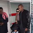 Kim Kardashian, Kanye West et leur fille North West à l'aéroport de Roissy-Charles-de-Gaulle. Los Angeles, le 16 avril 2015.