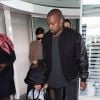 Kim Kardashian, Kanye West et leur fille North West à l'aéroport de Roissy-Charles-de-Gaulle. Los Angeles, le 16 avril 2015.