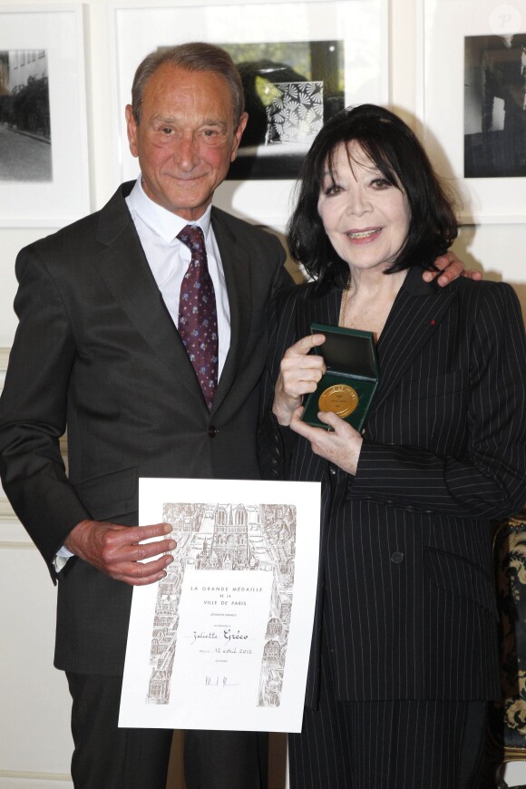 Juliette Greco reçoit la médaille Grand Vermeil de la ville de Paris par Bertrand Delanoë le 12 avril 2012