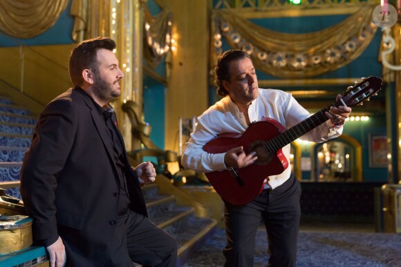 Exclusif - Laurent Ournac et Chico & the Gypsies dans La Télé Chante Pour le Sidaction aux Folies Bergère à Paris en mars 2015