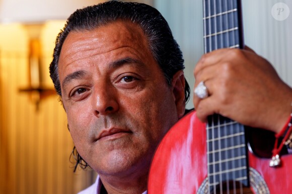 Chico Bouchikhi du groupe Chico and the Gypsies pose à l'hôtel Dolce Fregate à Saint-Cyr-sur-Mer, le 16 juillet 2014.