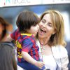 Milan avec sa mamie Montserrat. Shakira, aidée par sa belle-mère Montserrat Bernabeu, est venue avec ses enfants Milan (2 ans) et Sasha (3 mois) encourager Gérard Piqué au Camp Nou le 18 avril 2015 lors du match FC Barcelone - FC Valence.