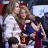 Shakira, aidée par sa belle-mère Montserrat Bernabeu, est venue avec ses enfants Milan (2 ans) et Sasha (3 mois) encourager Gérard Piqué au Camp Nou le 18 avril 2015 lors du match FC Barcelone - FC Valence.