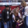 Shakira, aidée par sa belle-mère Montserrat Bernabeu, est venue avec ses enfants Milan (2 ans) et Sasha (3 mois) encourager Gérard Piqué au Camp Nou le 18 avril 2015 lors du match FC Barcelone - FC Valence.
