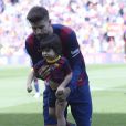 Gerard Piqué avec son fils Milan (2 ans) lors du match FC Barcelone - FC Valence le 18 avril 2015 au Camp Nou. Sa compagne Shakira était venue aussi avec Sasha, 3 mois.