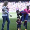 Gerard Piqué avec son fils Milan (2 ans) lors du match FC Barcelone - FC Valence le 18 avril 2015 au Camp Nou. Sa compagne Shakira était venue aussi avec Sasha, 3 mois.