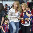 Sasha dans les bras de sa mamie Montserrat. Shakira, aidée par sa belle-mère Montserrat Bernabeu, est venue avec ses enfants Milan (2 ans) et Sasha (3 mois) encourager Gérard Piqué au Camp Nou le 18 avril 2015 lors du match FC Barcelone - FC Valence.