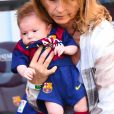 Sasha dans les bras de sa mamie Montserrat. Shakira, aidée par sa belle-mère Montserrat Bernabeu, est venue avec ses enfants Milan (2 ans) et Sasha (3 mois) encourager Gérard Piqué au Camp Nou le 18 avril 2015 lors du match FC Barcelone - FC Valence.