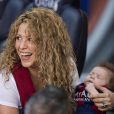 Sasha dans les bras de sa maman. Shakira, aidée par sa belle-mère Montserrat Bernabeu, est venue avec ses enfants Milan (2 ans) et Sasha (3 mois) encourager Gérard Piqué au Camp Nou le 18 avril 2015 lors du match FC Barcelone - FC Valence.